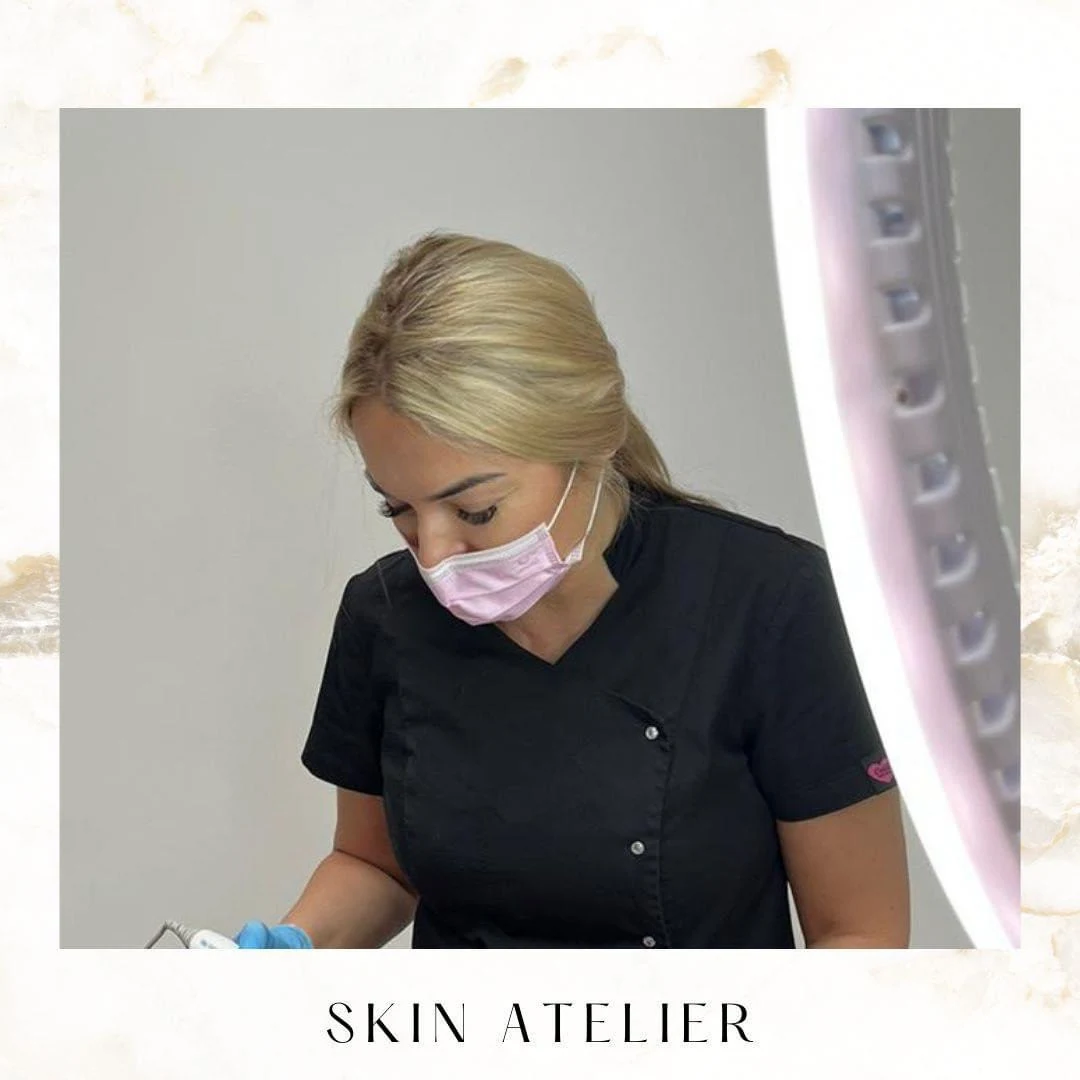 Kosmetolog w trakcie pracy w Skin Atelier